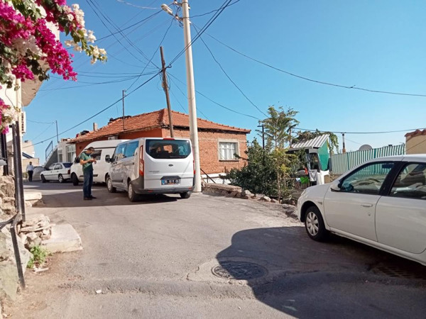 İzmir'de vahşet! Annesinin başını taşla ezdi: Çığlık çığlığa can verdi - Resim: 0