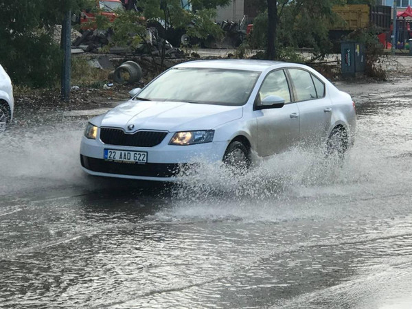 Edirne'de sel kabusu! Halk belediyeye isyan etti: Venedik gibi su geliyor - Resim: 0