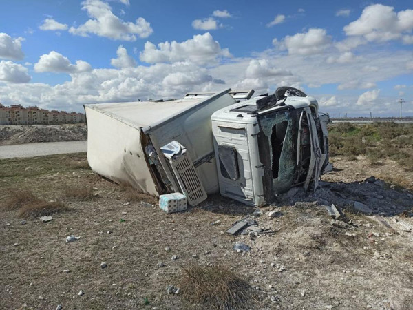 Aksaray'daki feci kazada TIR hurdaya döndü! Mucize kurtuluşta burnu bile kanamadı - Resim: 0