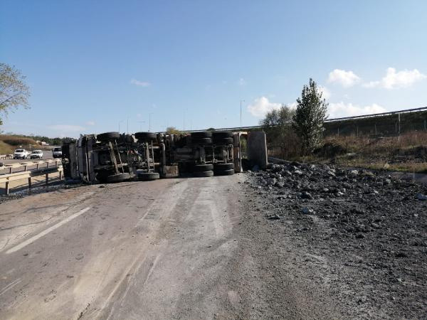 İstanbul'da hafriyat kamyonu yan yattı! Yol trafiğe kapandı - Resim: 0