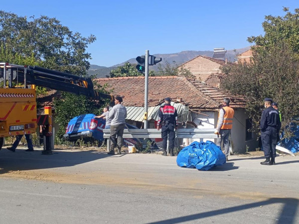 İzmir'de jandarma aracıyla otomobil çarpıştı: Yaralılar var - Resim: 0