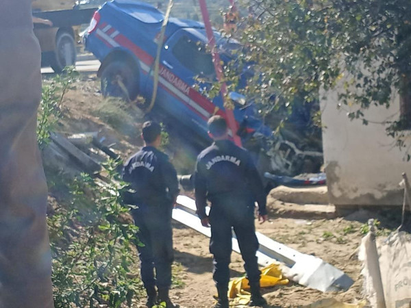 İzmir'de jandarma aracıyla otomobil çarpıştı: Yaralılar var - Resim: 1