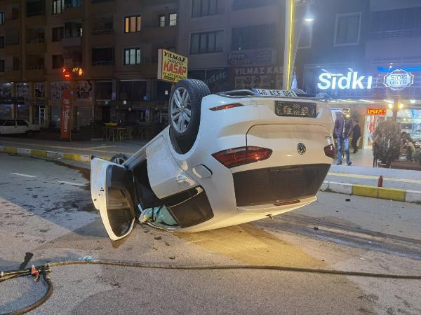 Tunceli'de otomobil takla attı metrelerce sürüklendi: 3 yaralı - Resim: 0