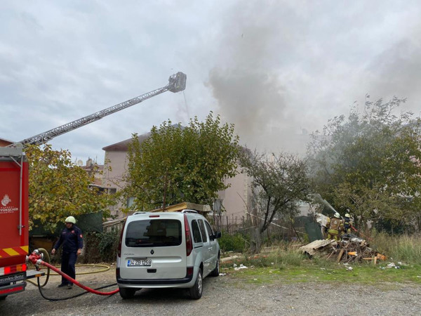 İstanbul'da dumanlar gökyüzü sardı! Binanın çatısı alev alev yandı - Resim: 0