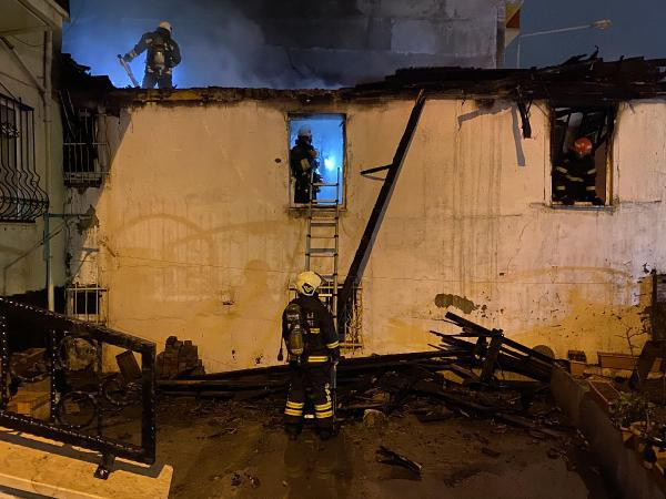 Kocaeli'de ev alev alev yandı! Yaşlı adamın yanmış cesedi bulundu - Resim: 0