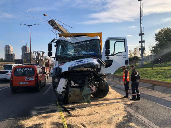 Esenyurt'ta feci kaza! Bir çocuk öldü, anne ve bebeği ağır yaralandı - Resim: 0