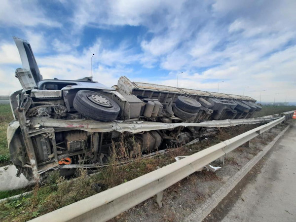 Sakarya TEM Otoyolunda lastiği patlayan tır devrildi: 2 yaralı - Resim: 1