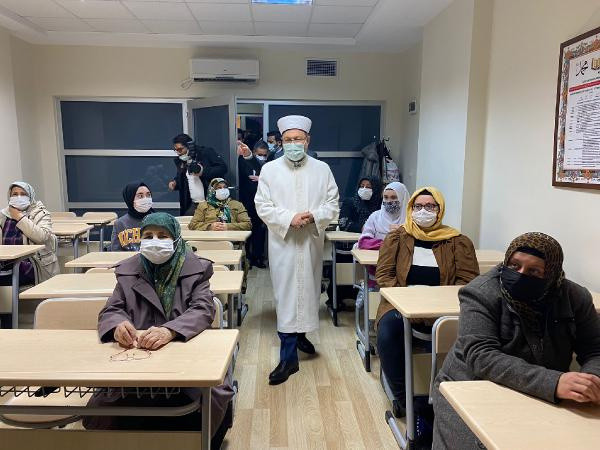 Diyanet İşleri Başkanı Ali Erbaş'tan işitme ve görme engelli kursiyerlere ziyaret - Resim: 0