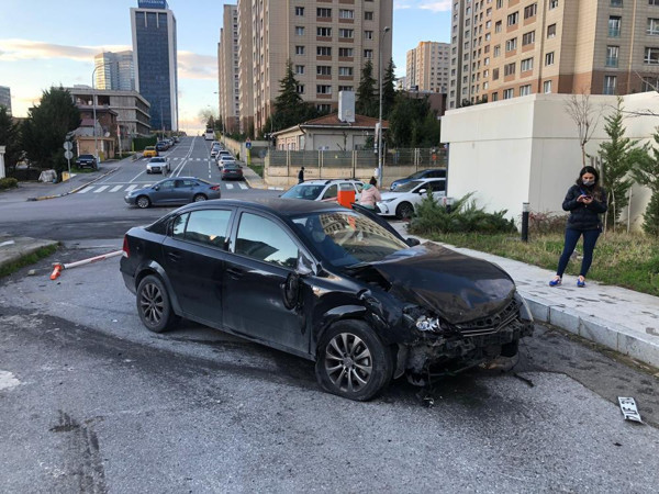 İstanbul'da İETT otobüsünün freni patladı! Araca çarparak durabildi - Resim: 0