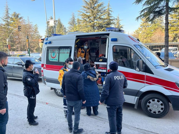 Eskişehir'de korkunç kaza! Kadın otomobilin altında 10 metre sürüklendi - Resim: 0