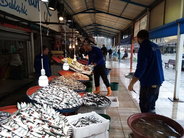 Lodos esti, balık tezgâhları şenlendi! Fiyatlar düştü - Resim: 0