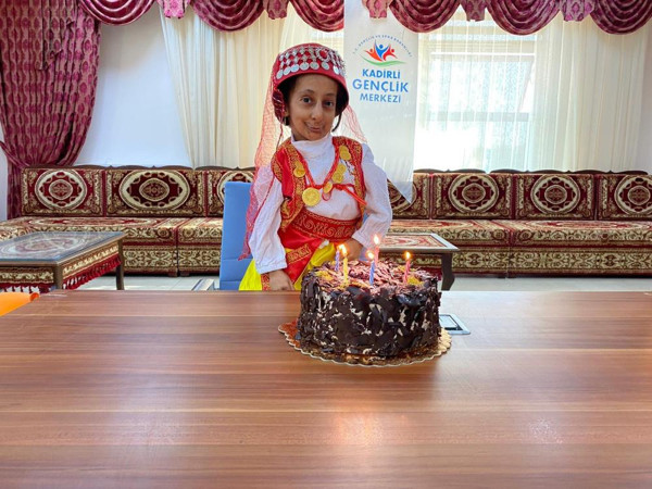 Türkiye’nin en kısa boylu kadını hayatını kaybetti! Boyu bakın ne kadardı - Resim: 0