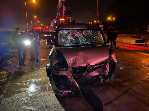 Ehliyetsiz sürücü kayalıkları aşıp denize düştü - Resim: 0