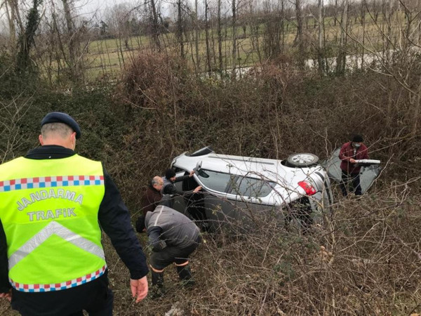 Sakarya'da feci kaza! Kontrolden çıkan araç tarlaya uçtu: 2 yaralı - Resim: 0