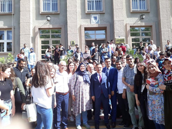 Türkiye’nin en yaşlı üniversite öğrencisi torunlarıyla birlikte mezun oldu: Annem bana şu fakülteyi... - Resim: 2