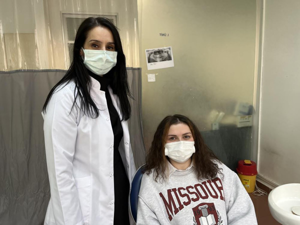 Eskişehir'de yüzüne dolgu yaptırmak istedi! Çenesinde çıkan şeyi öğrenince şaştı kaldı: 10 dişini kaybedebilirdi - Resim: 0