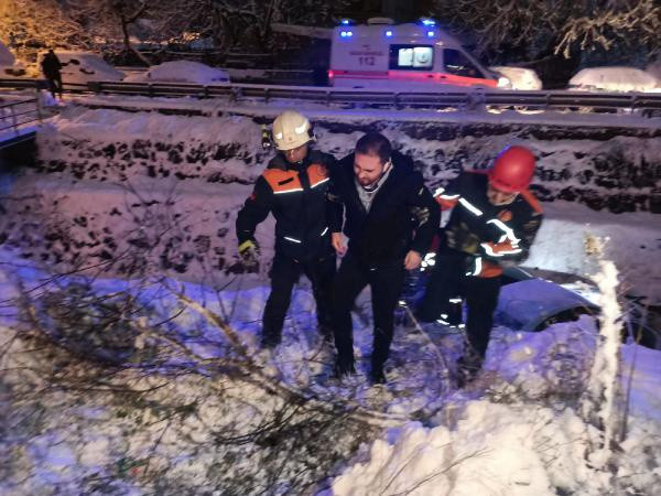 İstanbul'da buzlanan yolda 50 metre kayan araç dereye uçtu! Baba oğul hastanelik oldu - Resim: 0