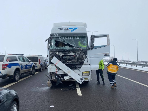 Niğde'de TIR minibüse arkadan çarptı! Feci kazada can pazarı: 2’si çocuk 3 ölü, 4 yaralı - Resim: 0