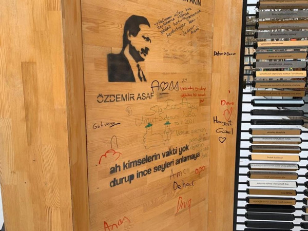 Eskişehir'de ünlü şairlere büyük saygısızlık! Küfürler, sloganlar, mesajlar... - Resim: 1