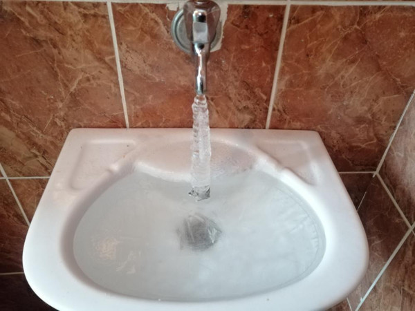 Sivas'ta donmasın diye musluğu açık bıraktı! Gördüğü manzara karşısına şaştı kaldı - Resim: 0