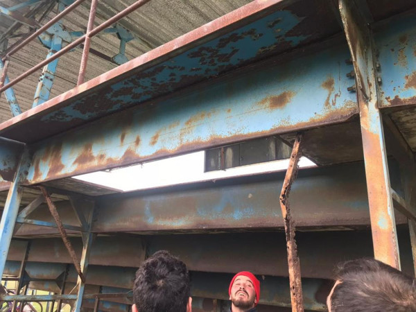 Sakarya'da hazırlık maçında tribün çöktü! Çocuklar zemine çakıldı: Yaralılar var - Resim: 0