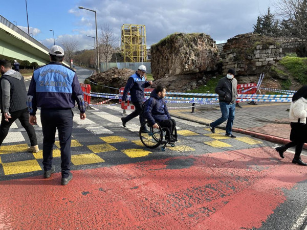 Şiddetli yağışa dayanamadı! İstanbul'da tarihi surların bir bölümü yola devrildi - Resim: 0
