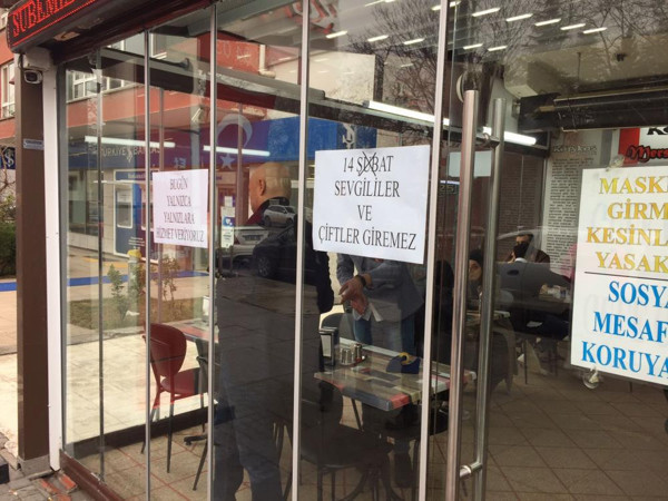 Sevgililer ve çiftler bu dükkana giremiyor! Ankara'da 14 Şubat protestosunu gören şaştı kaldı - Resim: 0