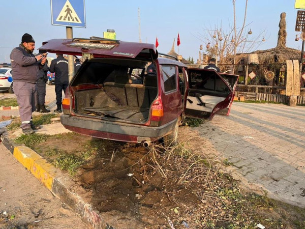 Manisa'da feci kaza! Otomobil tıra arkadan çarptı: 2 kişi ölümden döndü - Resim: 0