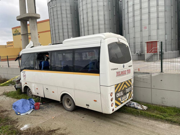 Balıkesir'de korkunç kaza! Servis otobüsü yoldan çıktı! Şoför camdan fırladı - Resim: 0