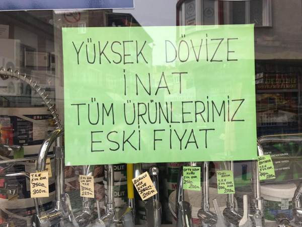 Eskişehir'de dükkanın camındaki yazıyı gören şaştı kaldı! Dövize ve zamlara inat bakın ne yaptı - Resim: 0