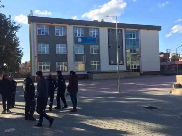 Adana'da okulda korku dolu anlar! Platonik aşık dehşeti: Her şey öğrencilerin önünde oldu - Resim: 0