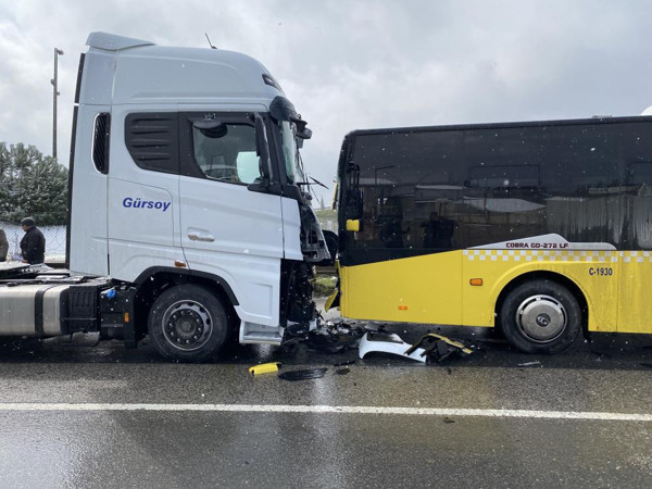 İstanbul'da İETT otobüsü TIR ile kafa kafaya çarpıştı! Şoför hastanelik oldu - Resim: 0