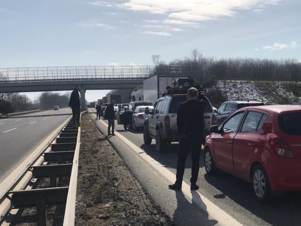 TEM Otoyolu'nda feci kaza! TIR'a çarpan otomobil takla attı: Ankara yolu tıkandı - Resim: 0