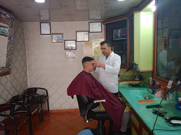 Böyle berber görülmedi! 23 yılda binlerce topladı: Van'da dükkana giren şaştı kaldı - Resim: 0