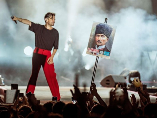 Zafer Bayramında sahne almıştı! Kenan Doğulu'nun konser kazancı dudak uçuklattı - Resim: 0