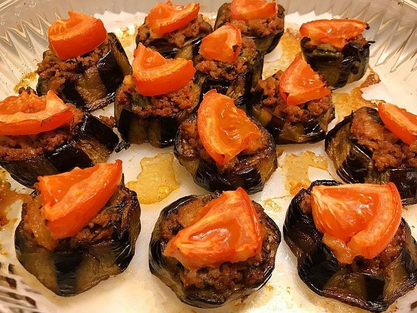 Dışarıdan yemeye son veren tarif: Patlıcan oturtma! Hem görüntüsü hem lezzeti sizi doyuracak - Resim: 0