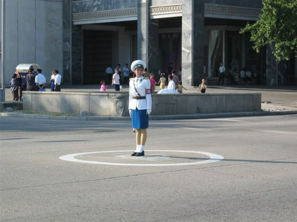 Araba yok, trafik yok ama trafik polisi var - Resim: 4