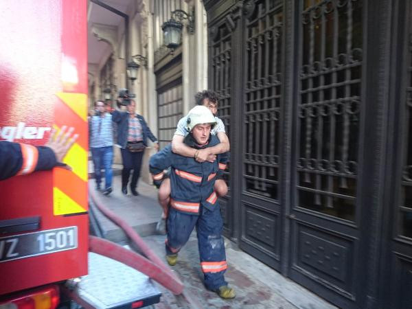 Beyoğlu'nda korkutan yangın! - Resim: 1