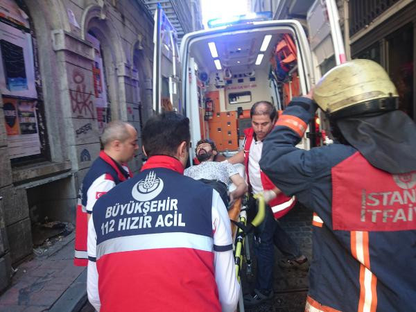 Beyoğlu'nda korkutan yangın! - Resim: 4