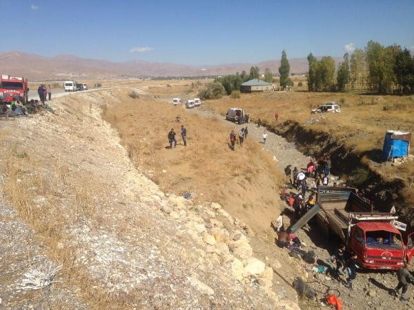 Hakkari'de kamyonet şarampole yuvarlandı: 66 yaralı - Resim: 1