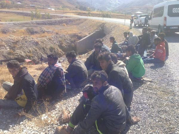 Hakkari'de kamyonet şarampole yuvarlandı: 66 yaralı - Resim: 2