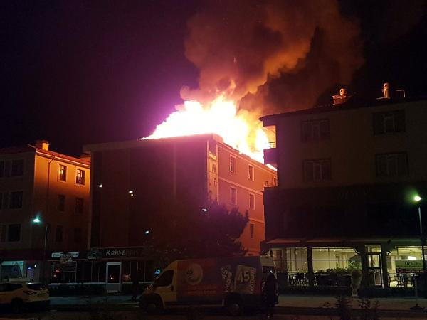 Bu da oldu! Yangını izleyen meraklılara çay servisi yapıldı! - Resim: 1