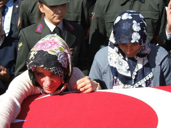 Şehit cenazesinde kız kardeşin feryadı yürek burktu! - Resim: 3