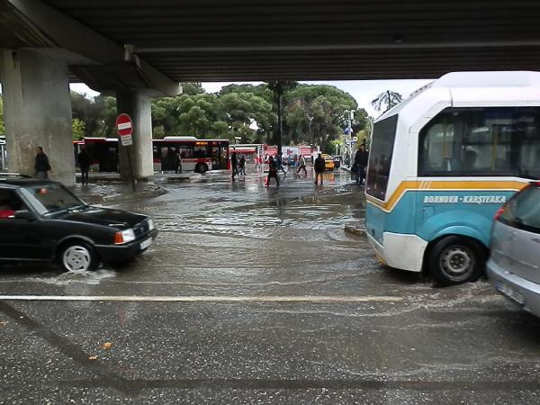 İzmir'de inanılmaz görüntü! Her yer beyaza büründü - Resim: 1