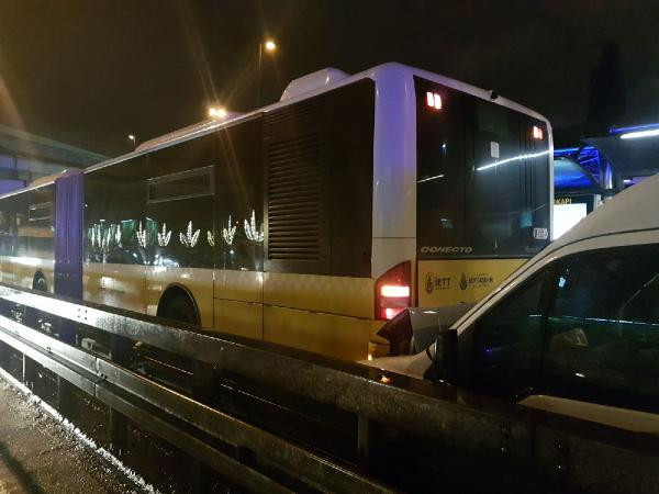 Metrobüs yolunda kaza: Seferler yapılamadı! - Resim: 3