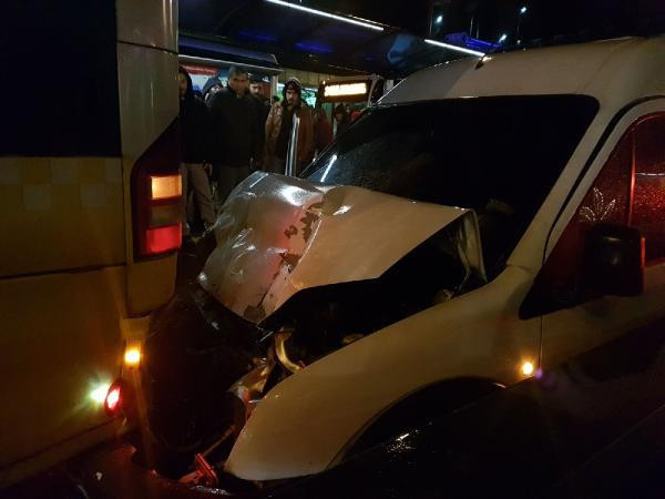 Metrobüs yolunda kaza: Seferler yapılamadı! - Resim: 4