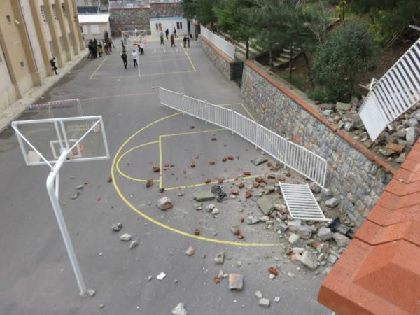 Faciaya ramak kala! Otobüs okulun duvarına girdi - Resim: 1