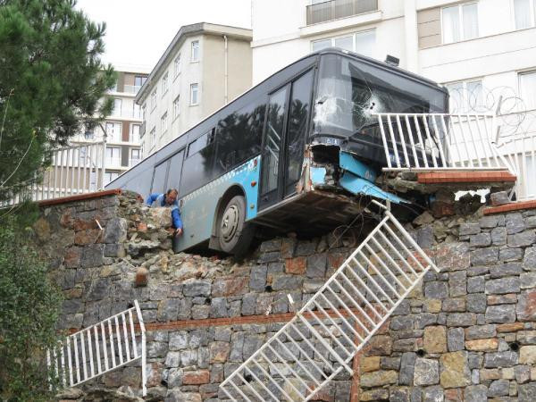 Faciaya ramak kala! Otobüs okulun duvarına girdi - Resim: 2