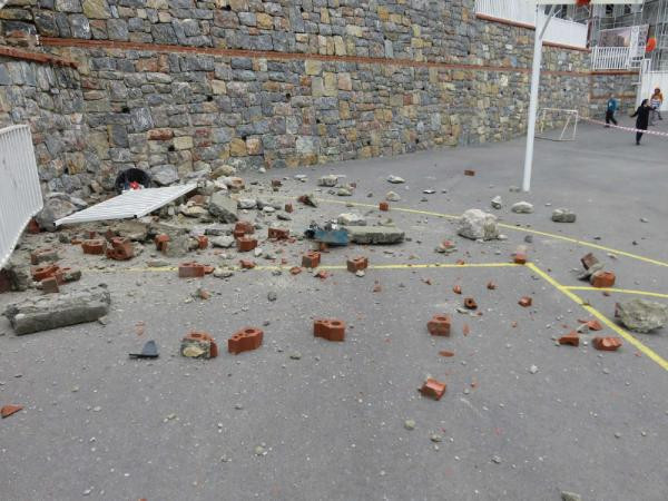 Faciaya ramak kala! Otobüs okulun duvarına girdi - Resim: 3