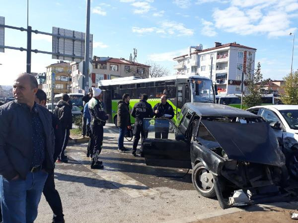 3 otomobil kavşakta çarpıştı: Yaralılar var! - Resim: 2